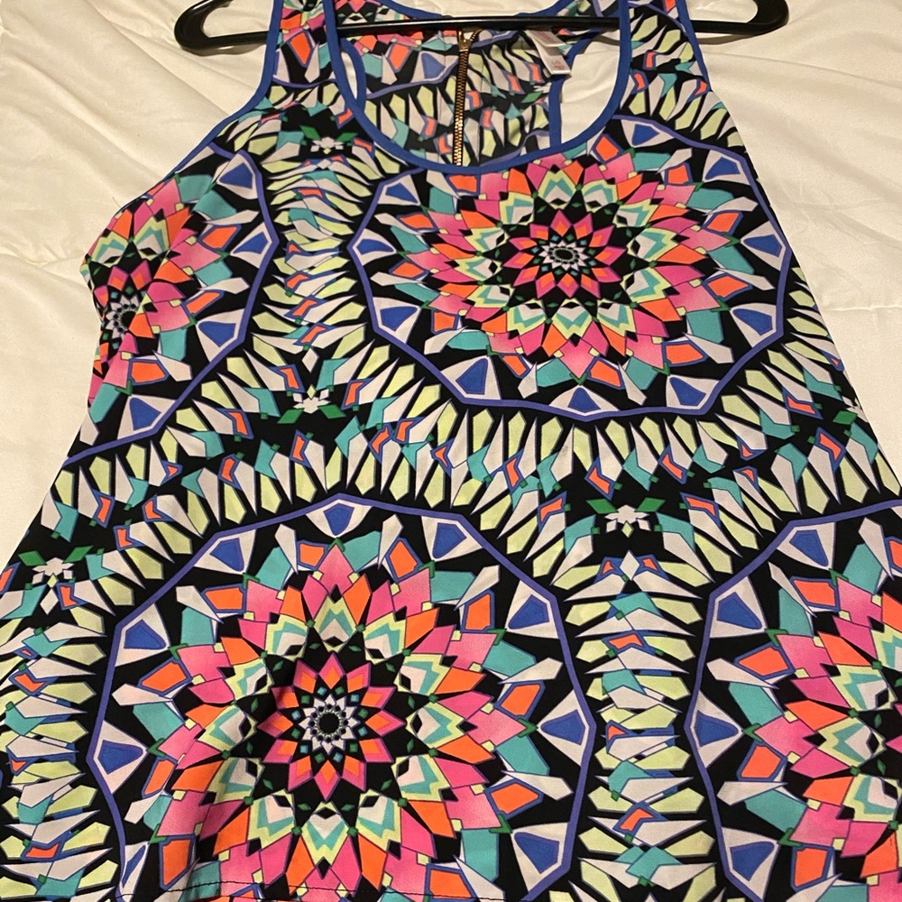 Sleeveless blouse zipper in back